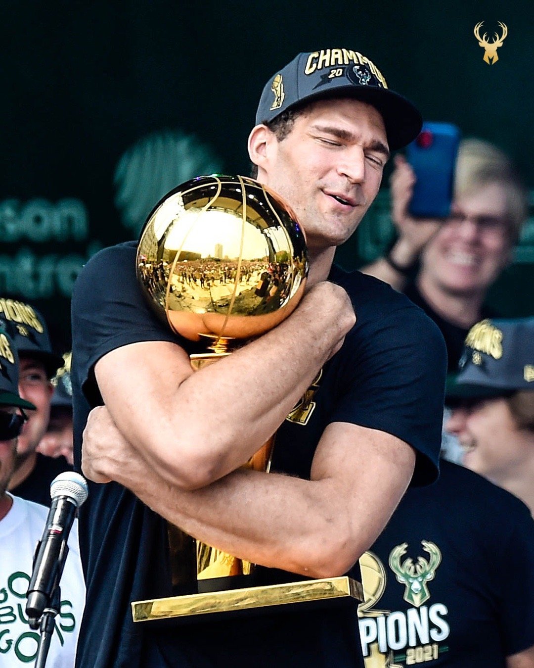 关键时刻体能课后，密尔沃基雄鹿调整名单备战中超，媒体盛赞，资深球员宣示担当(雄鹿队主教练)